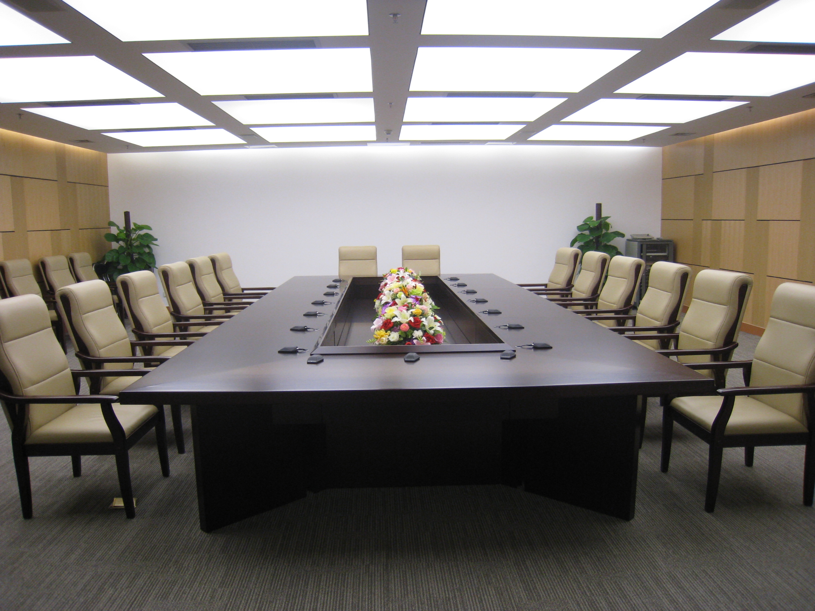 電視電話會議系統(tǒng)是由什么組成的？